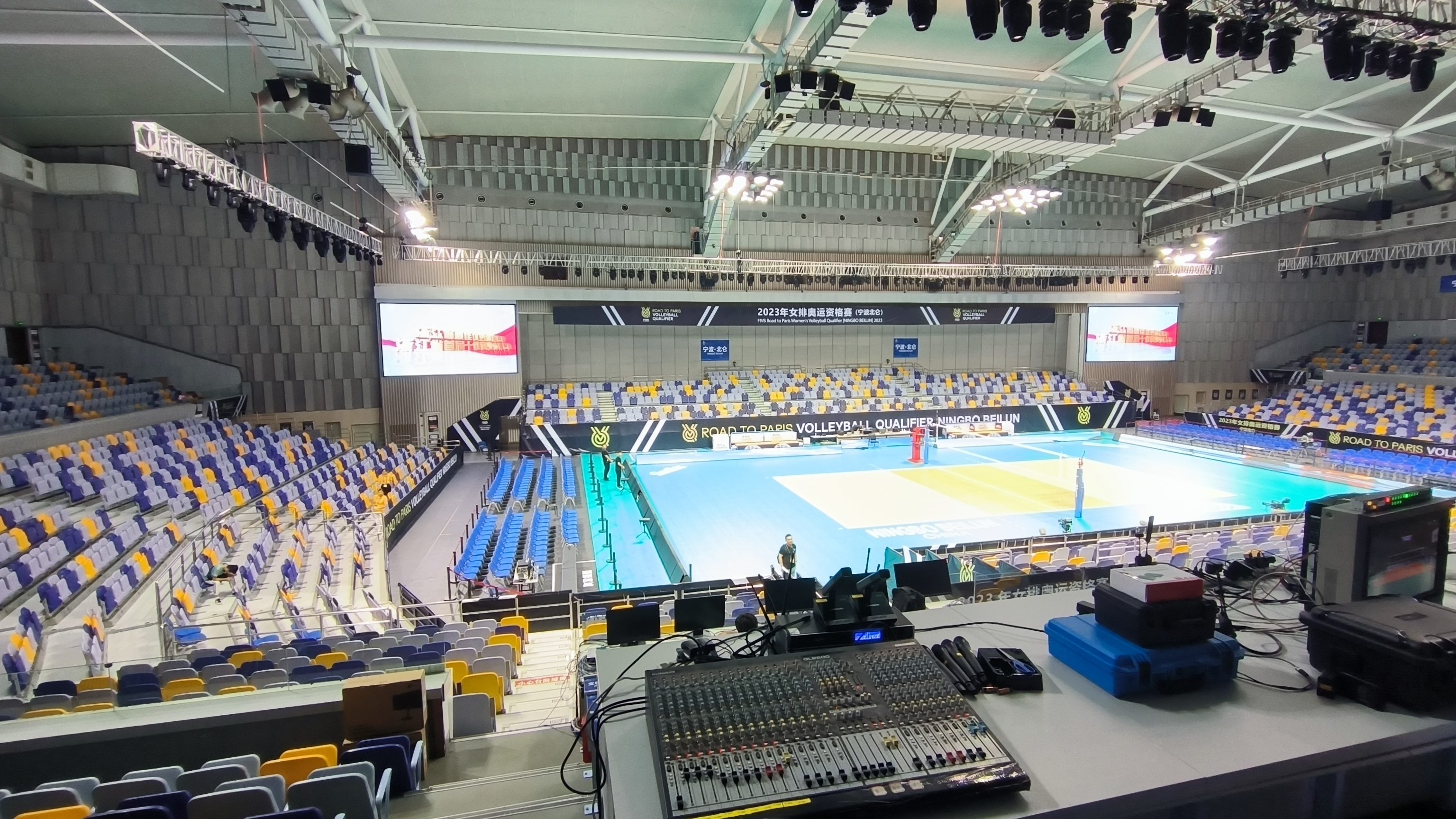 /uploads/image/2025/09/02/Advantages of Line Array Speaker Boxes in Stadiums.jpg